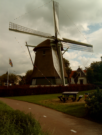 Molen met draaiende wieken