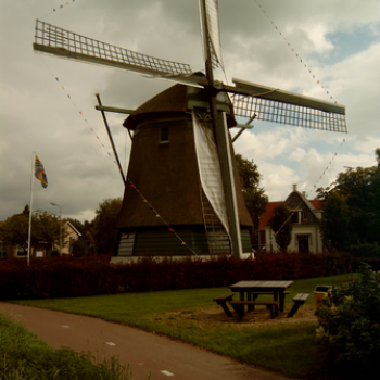 Molen met draaiende wieken